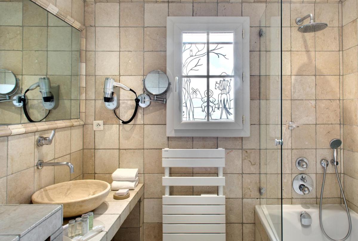 Salle de bains dans l'établissement Maison Bérard Hôtel - Restaurant - Spa