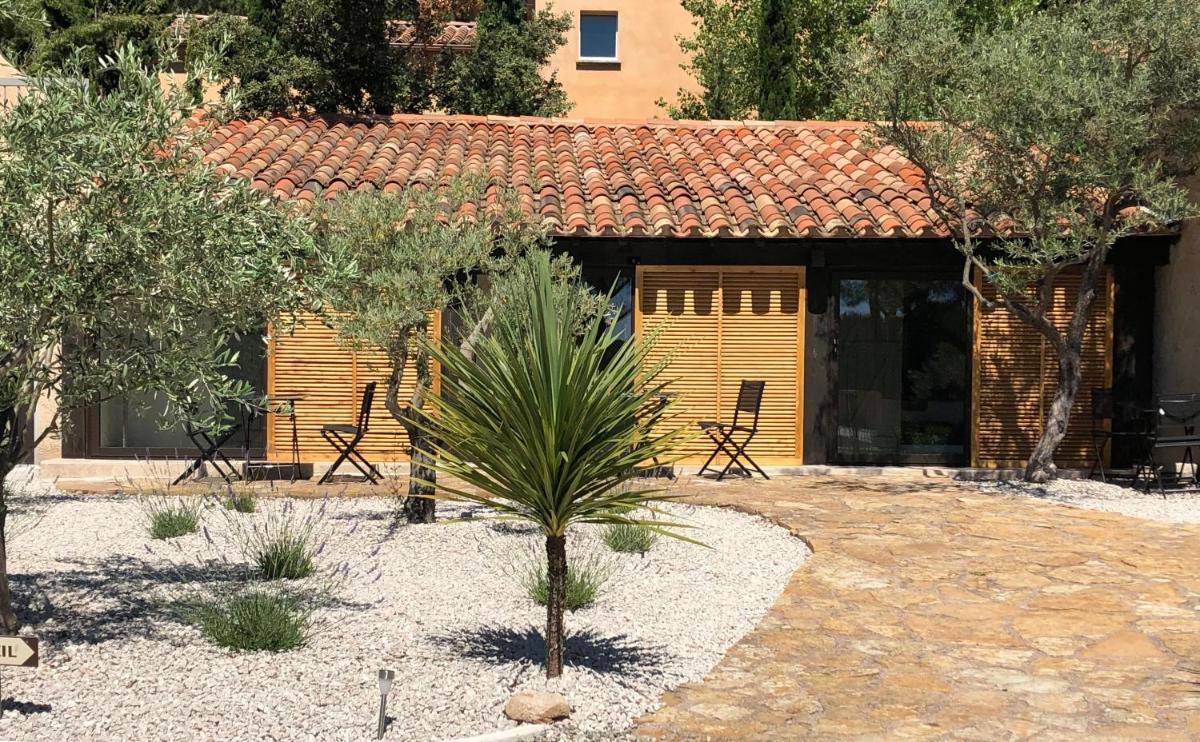 Jardin de l'établissement Auberge Val Moureze Hôtel & Spa