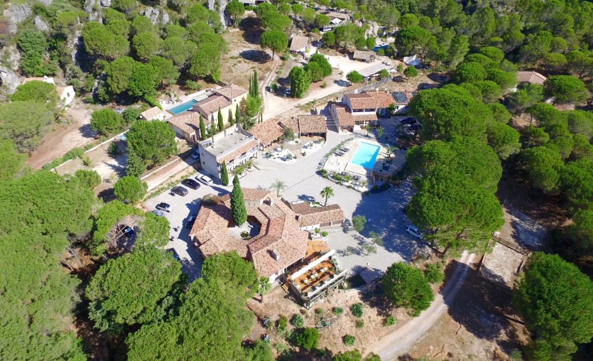 Piscine de l'établissement Auberge Val Moureze Hôtel & Spa ou située à proximité