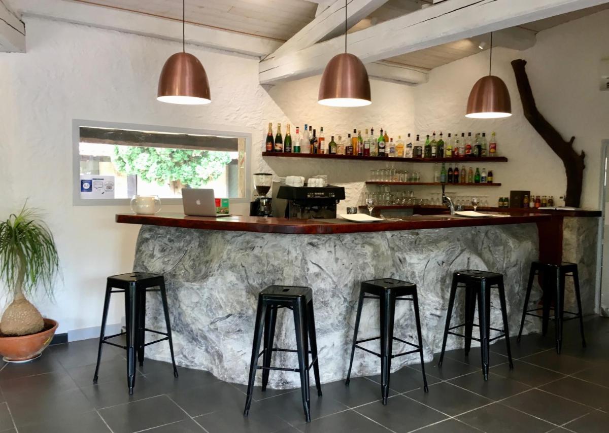 Salon ou bar de l'établissement Auberge Val Moureze Hôtel & Spa