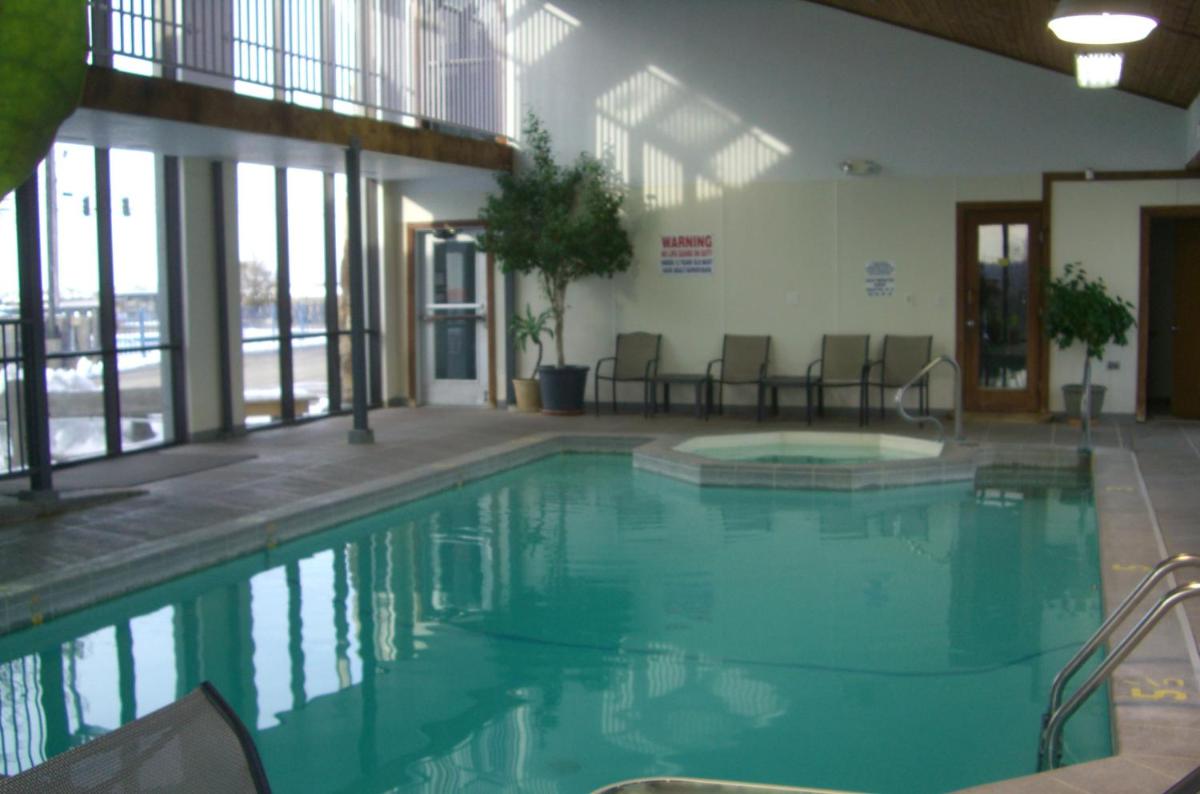 Quail's Nest Inn & Suites - Housity
