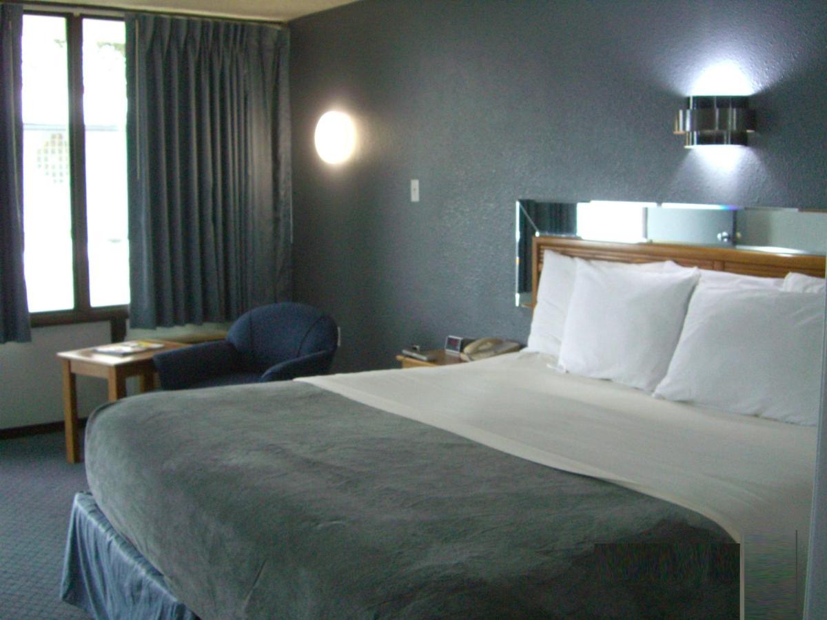 Quail's Nest Inn & Suites - Housity
