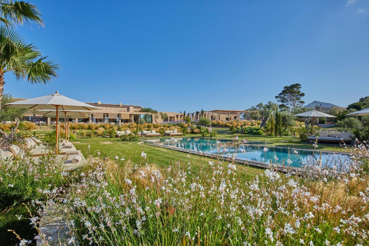 un jardín con piscina en un complejo en Pleta de Mar, Grand Luxury Hotel by Nature - Adults Only, en Canyamel
