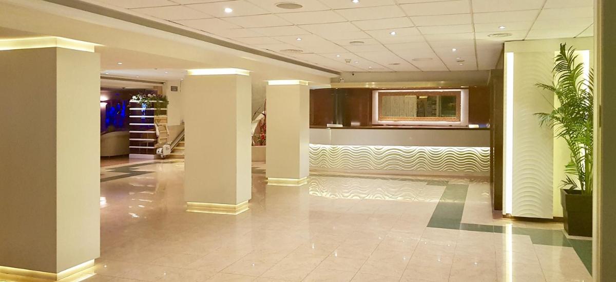 Un vestíbulo con columnas y plantas en un edificio. en Hotel Pimar & Spa, en Blanes 42 fotos más