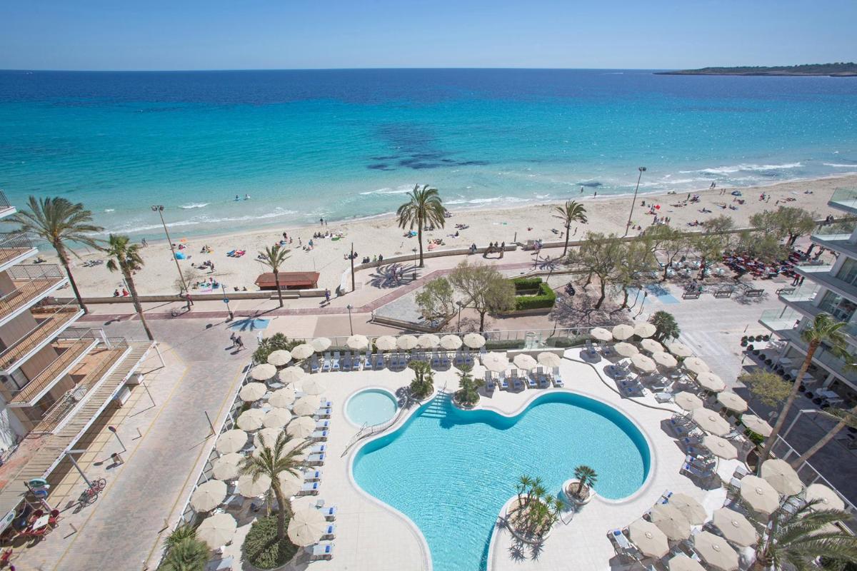 Una vista aérea de un complejo turístico con piscina y playa. en Hotel Sabina, en Cala Millor 23 fotos más