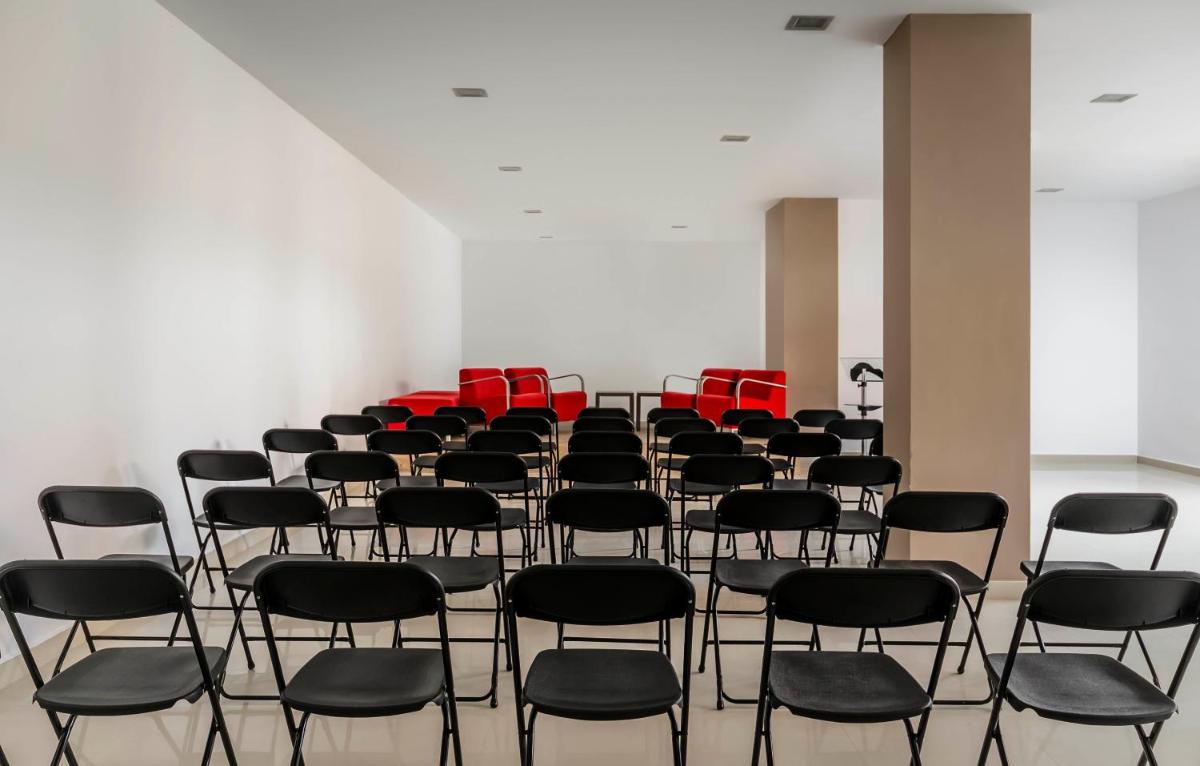 un grupo de sillas en una habitación con sillas rojas en Exe Cunit Suites & Spa, en Cunit 40 fotos más