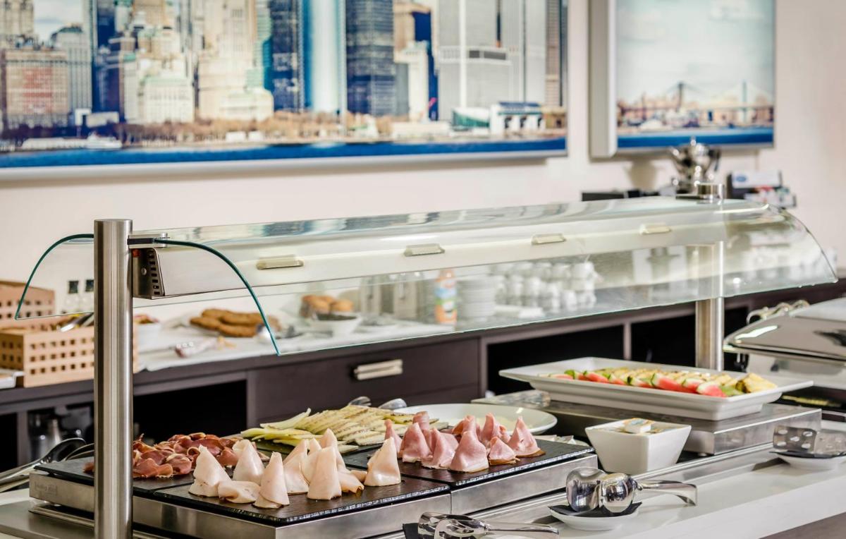 Comida en o cerca de este hotel