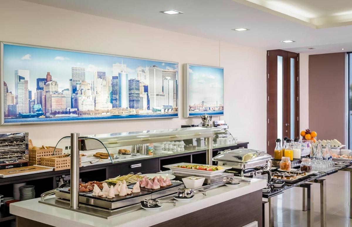 Comida en o cerca de este hotel