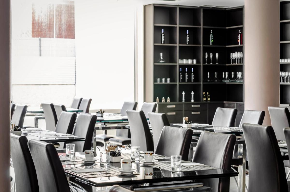 Un restaurante o sitio para comer en Exe Cunit Suites & Spa