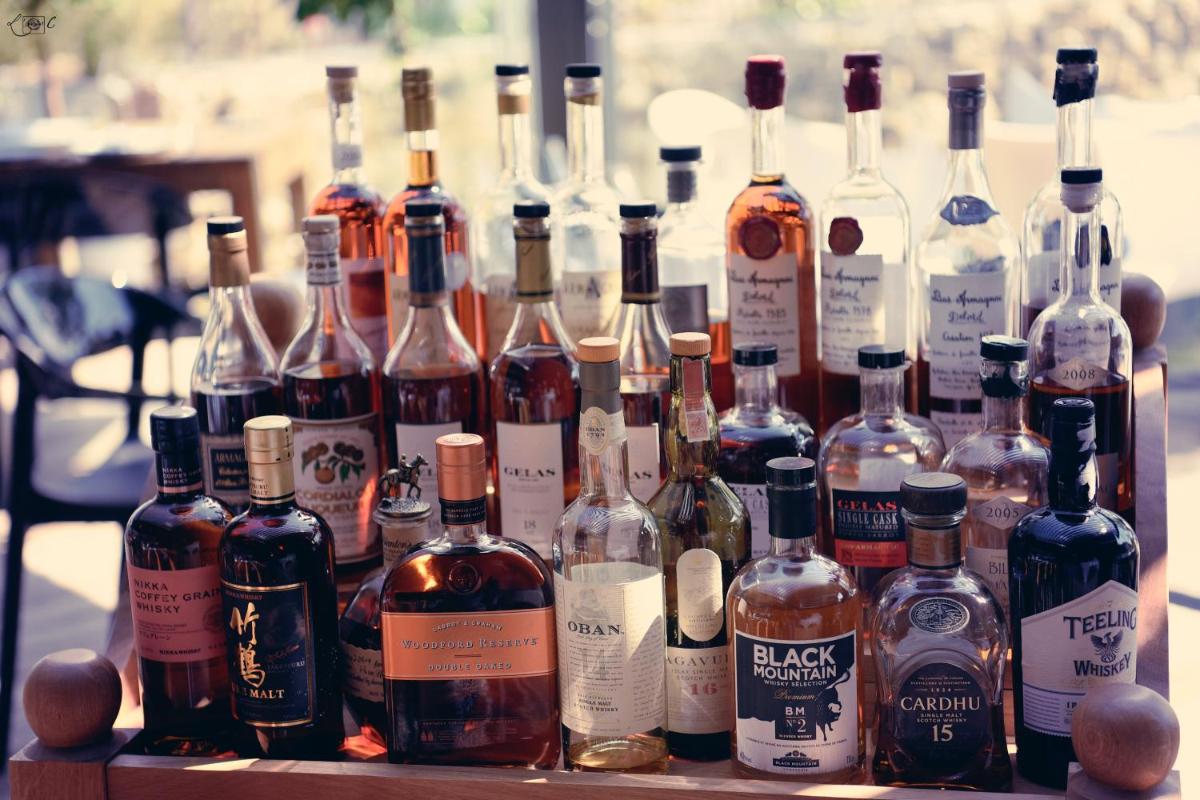Boissons dans l'établissement Le Domaine de Baulieu, Singuliers Hotels