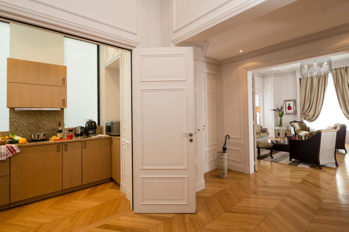 Cuisine ou kitchenette dans l'établissement Majestic Apartments Champs Elysées