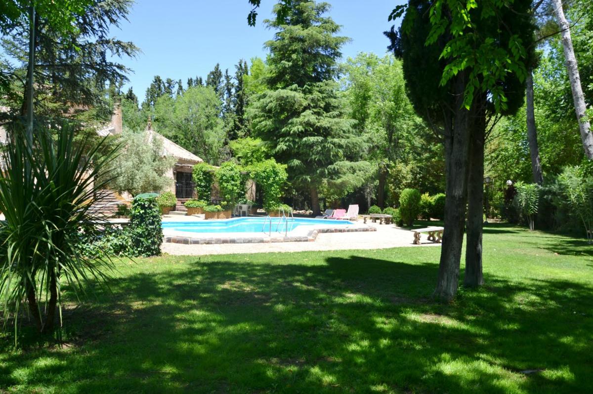 Chalet rural en La Mancha con jardin y piscina privados - Housity