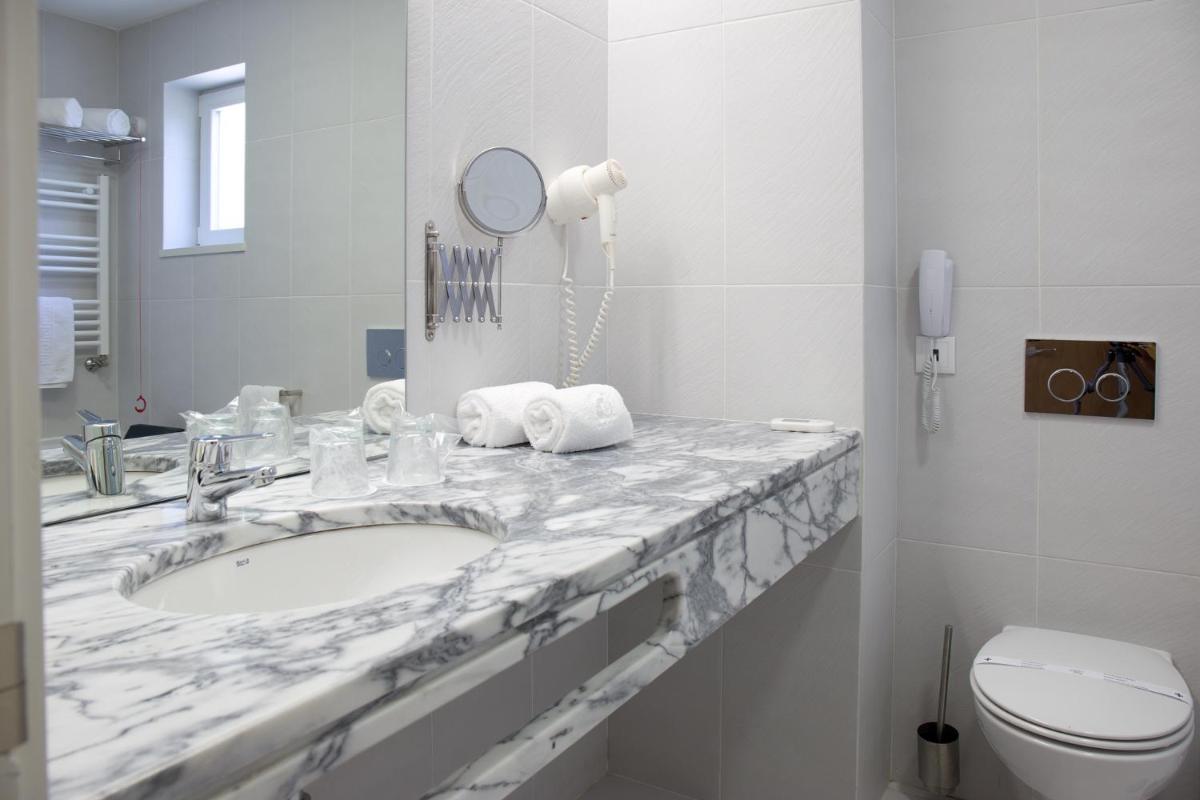 Uma casa de banho em Hotel São Bento da Porta Aberta & Spa