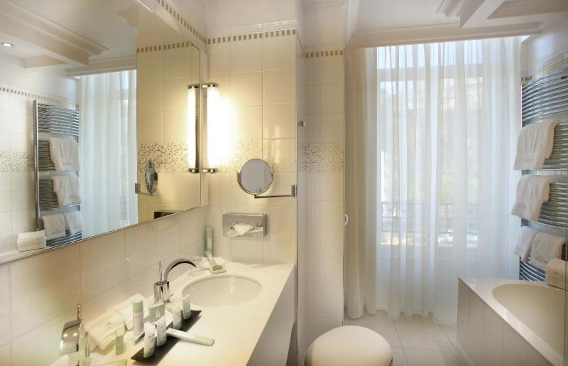 Salle de bains dans l'établissement Hôtel Princesse Flore