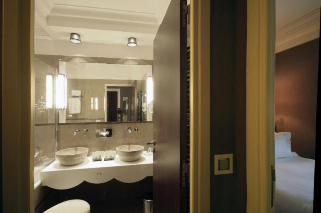 Salle de bains dans l'établissement Hôtel Princesse Flore