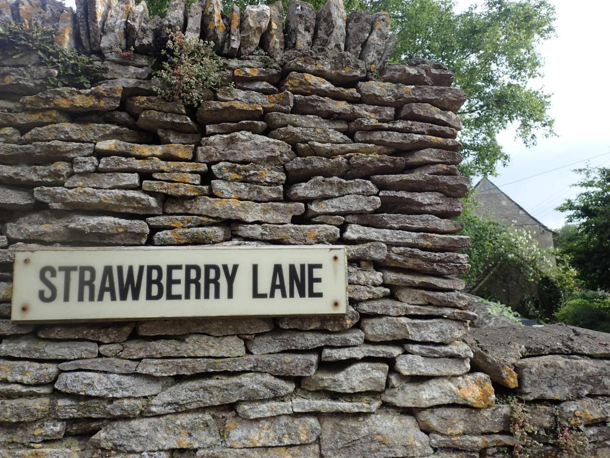 Field End House Strawberry Lane Meysey Hampton - Housity