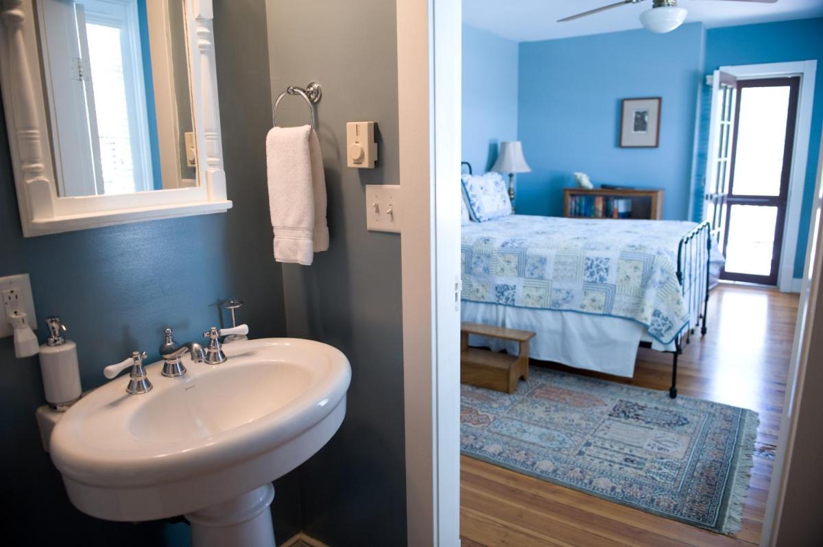 Hopkins Ordinary Bed, Breakfast and Ale Works - Housity