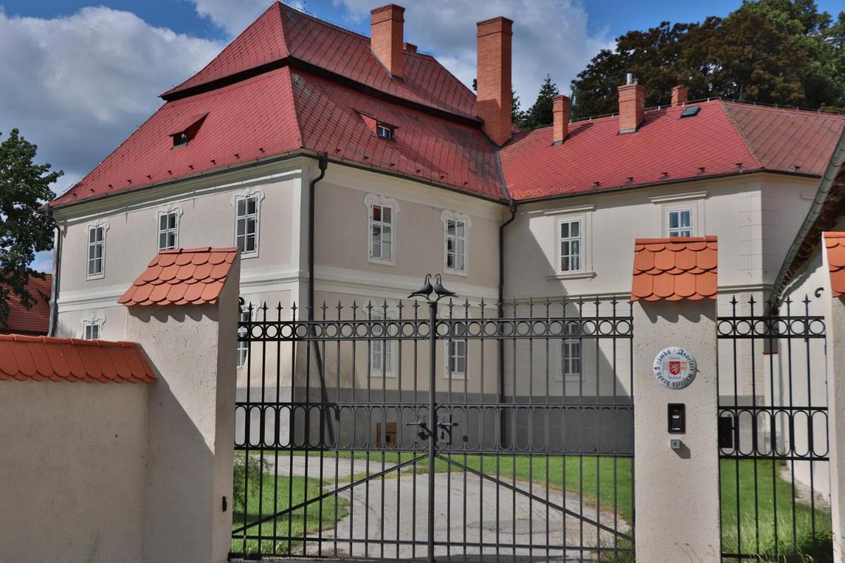Jizdarna Zamek Skalice - Housity