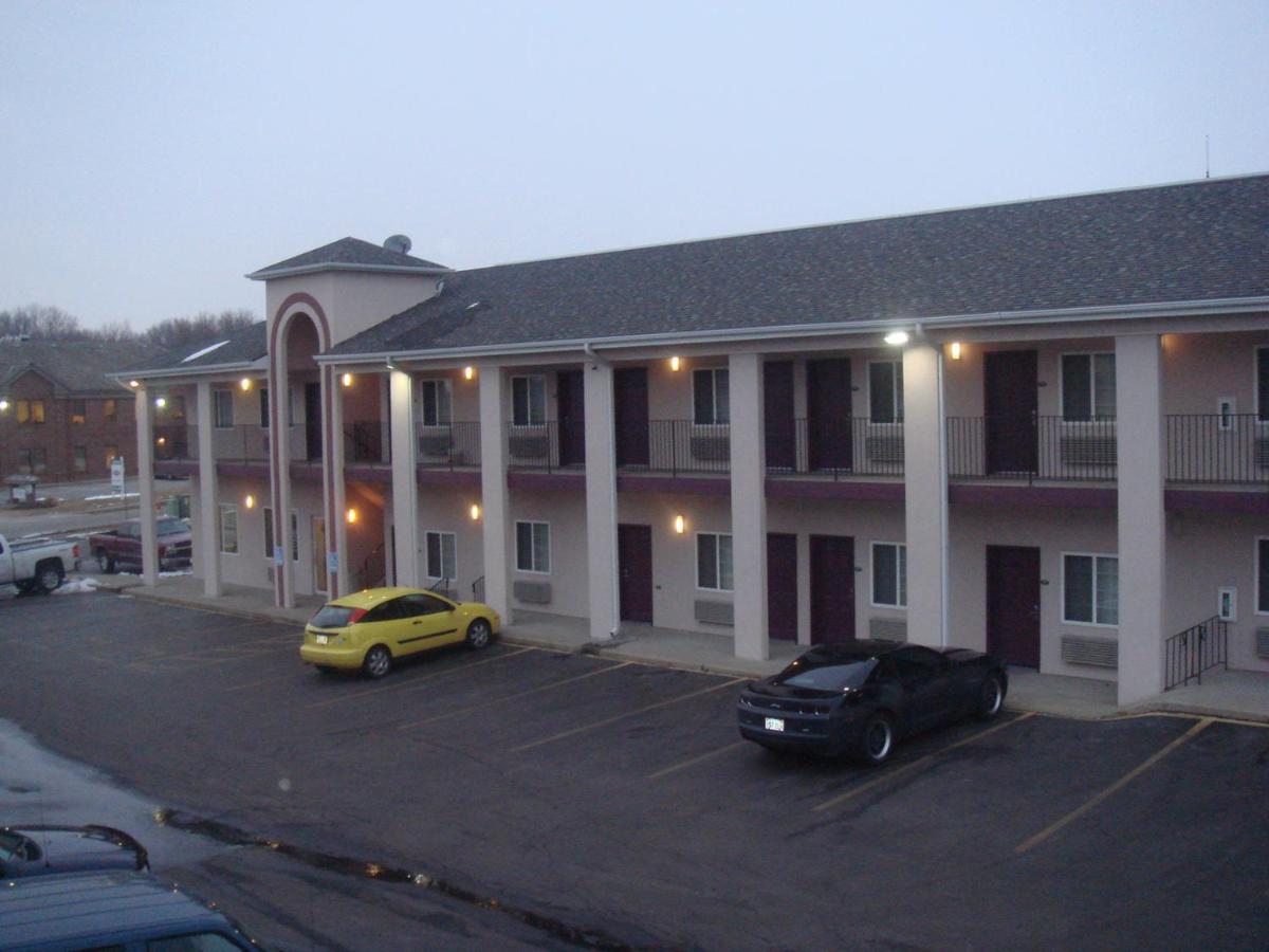 Townhouse Inn & Suites Omaha - Housity