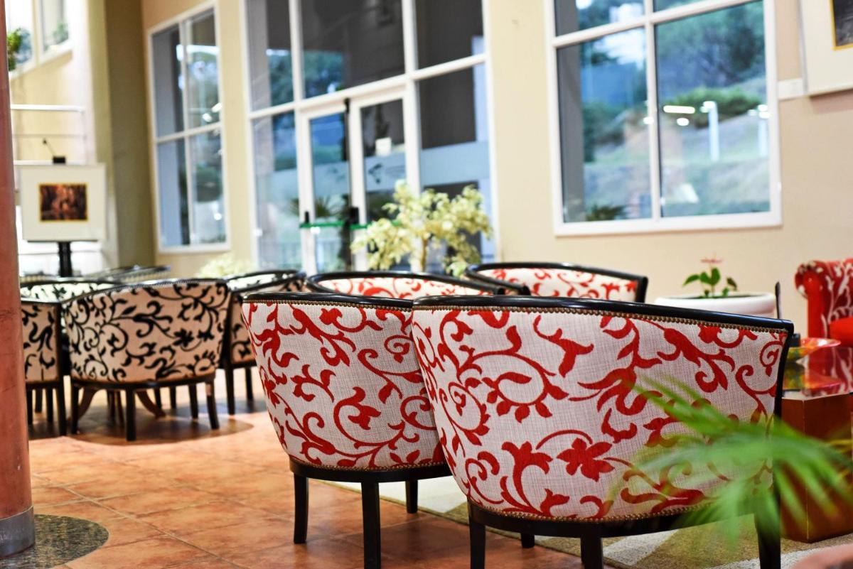 Howard Johnson Rio Ceballos Hotel y Casino - Housity