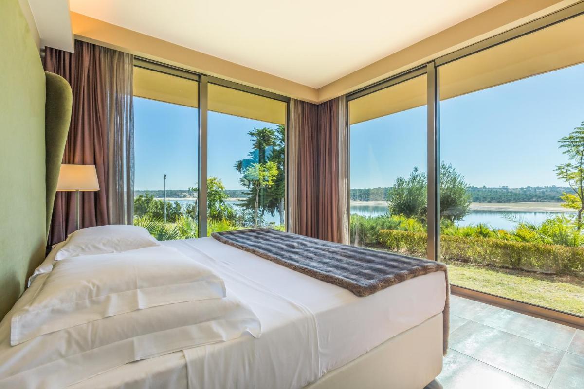 Uma cama ou camas num quarto em AP Lago Montargil - Conference & SPA