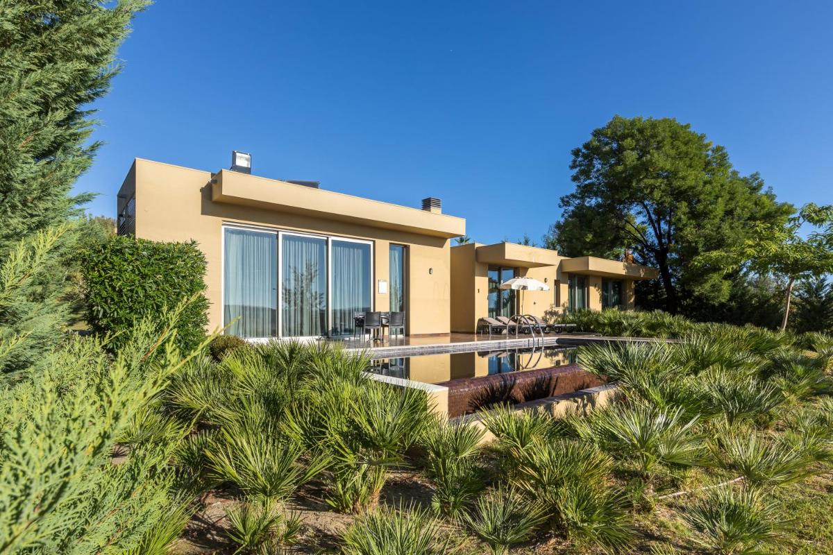 Um jardim no exterior de AP Lago Montargil - Conference & SPA