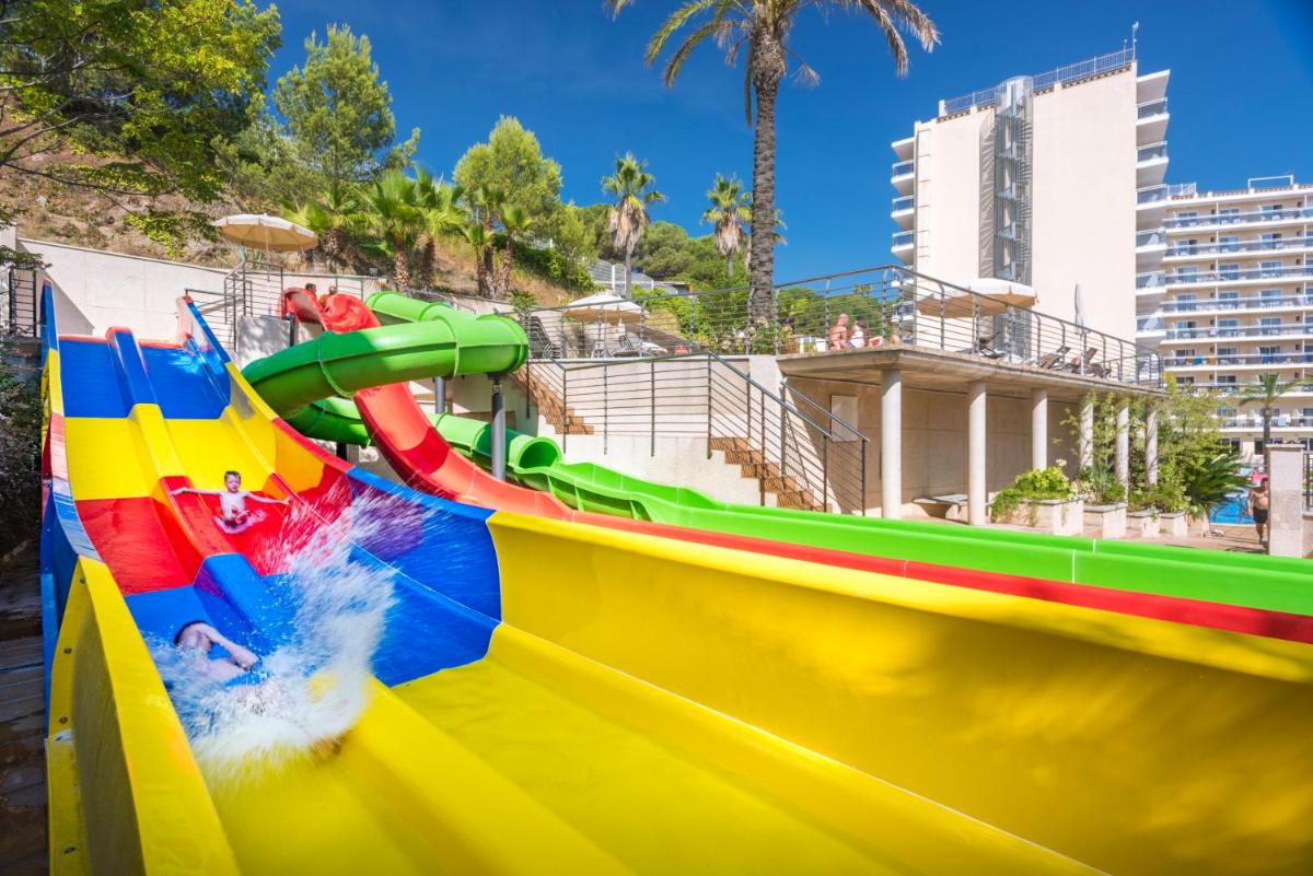 Zona de juegos infantil en Hotel Oasis Park Splash