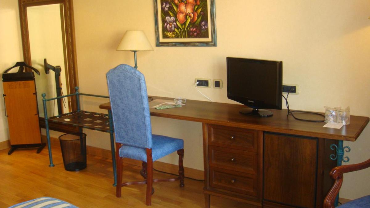 Una televisión o centro de entretenimiento en Hotel Spa Tudanca Aranda