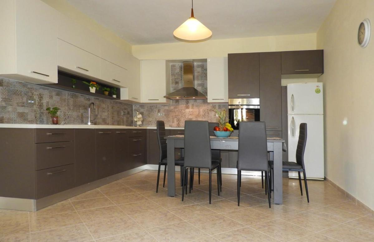 Chrissi's house with garden and sea view Zerviana - Housity