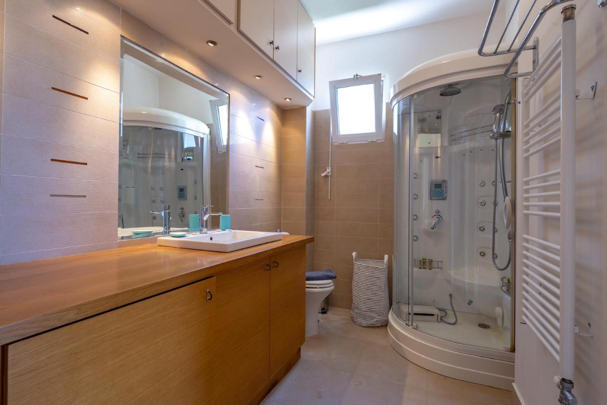 Suitetrails - Rhea - Glyfada Sea View apartment
