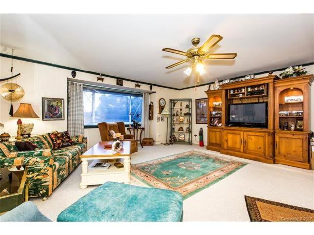 Matthews Manor Bed & Breakfast - Housity