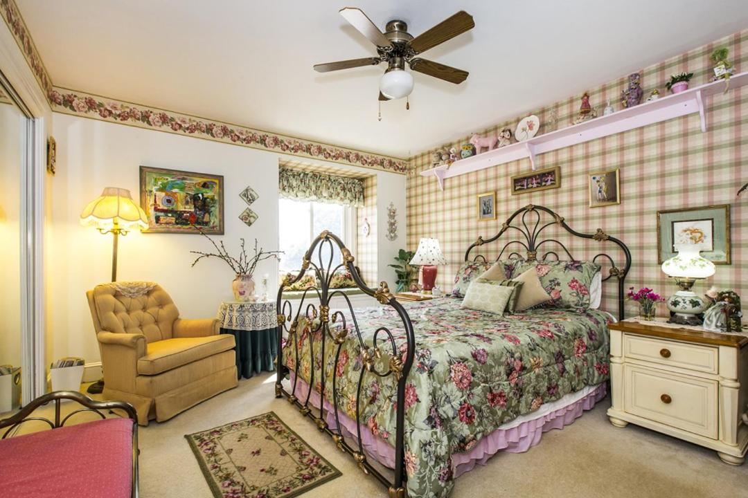 Matthews Manor Bed & Breakfast - Housity