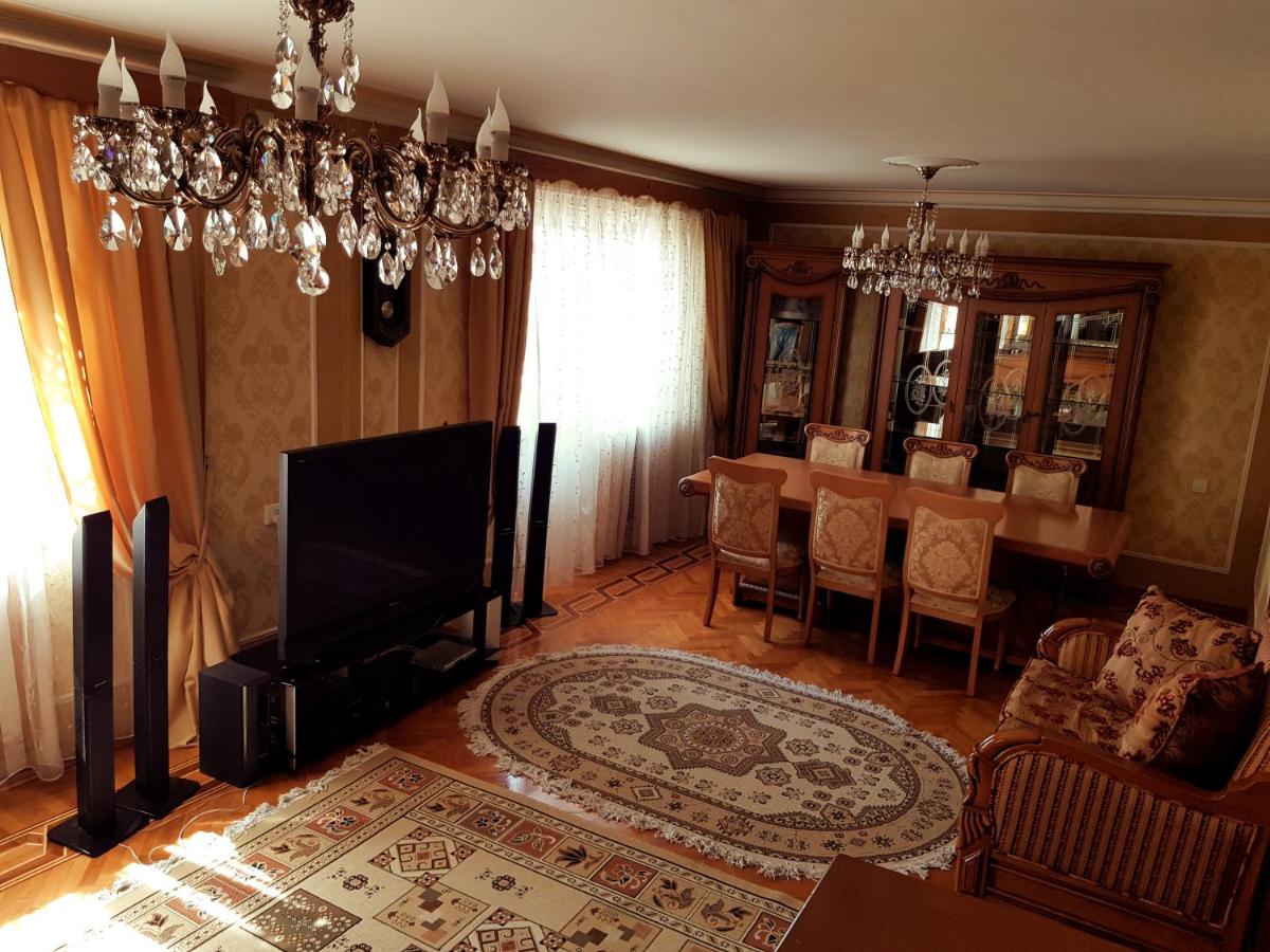 Gold Wall Apartment - Housity