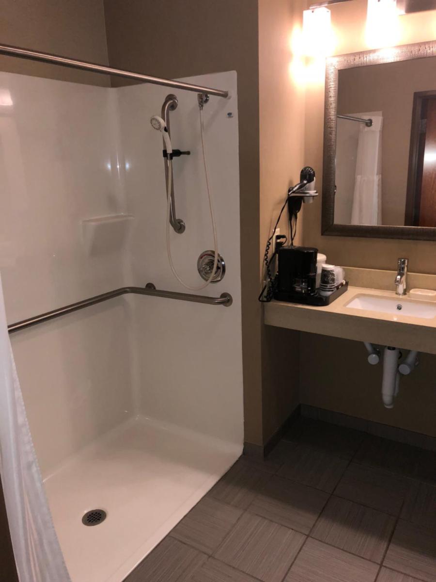 Countryview Inn & Suites - Housity
