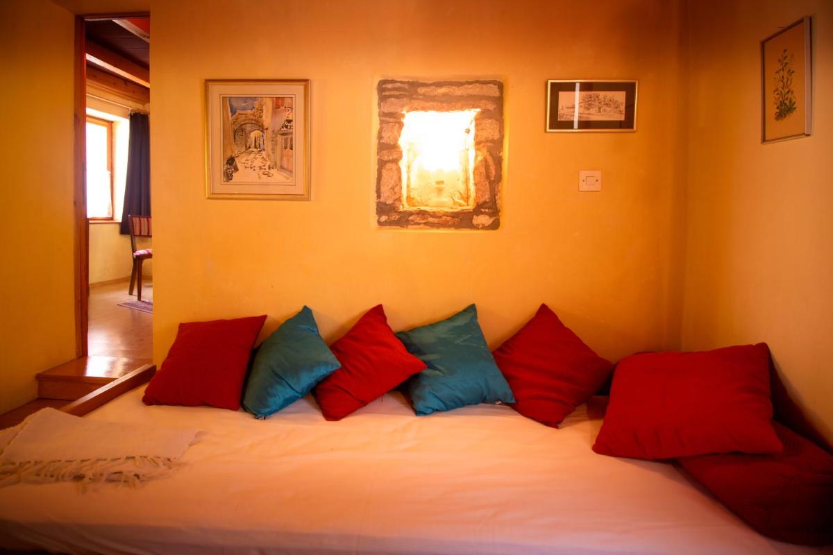 Kamene Priče rooms, music and food - Housity