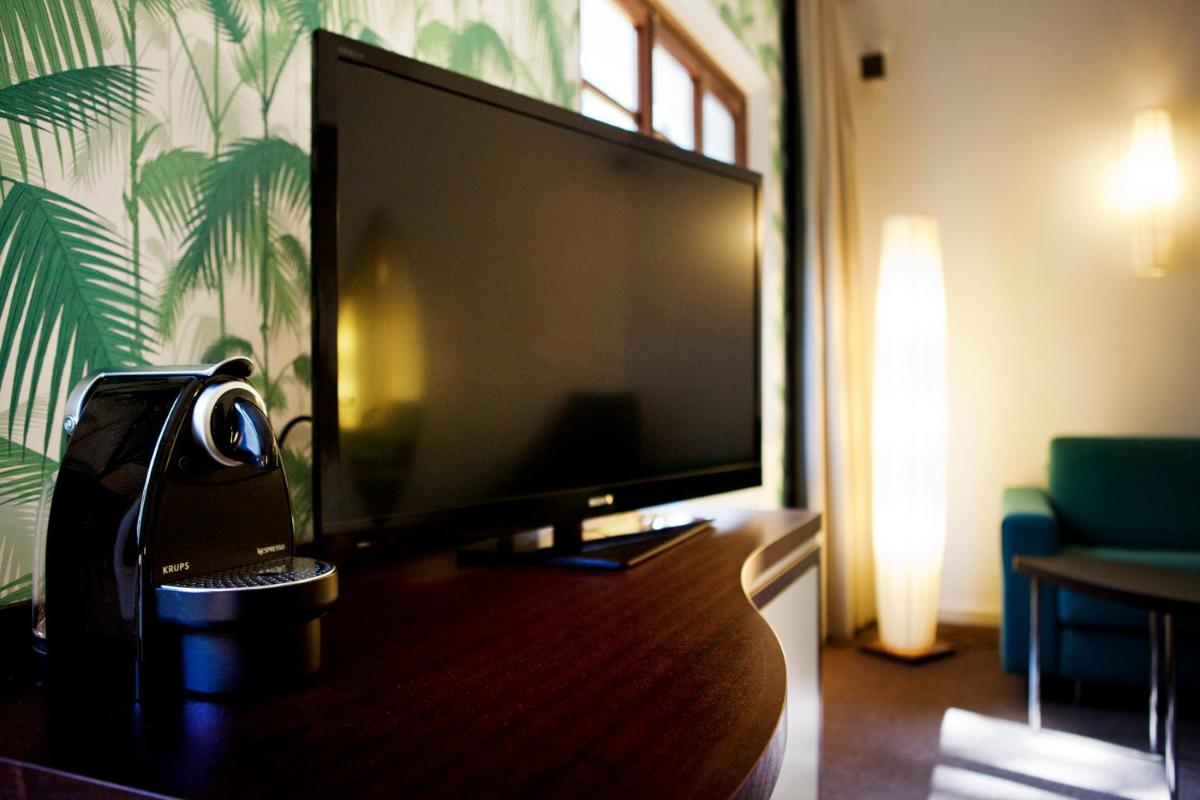 Una televisión o centro de entretenimiento en Hotel Esplendido