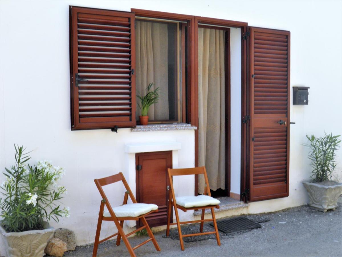 Bilocale al piano terra a 3 minuti dal mare a La Caletta - Housity