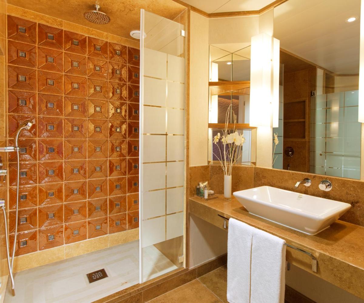 Uma casa de banho em Real Marina Hotel & Spa