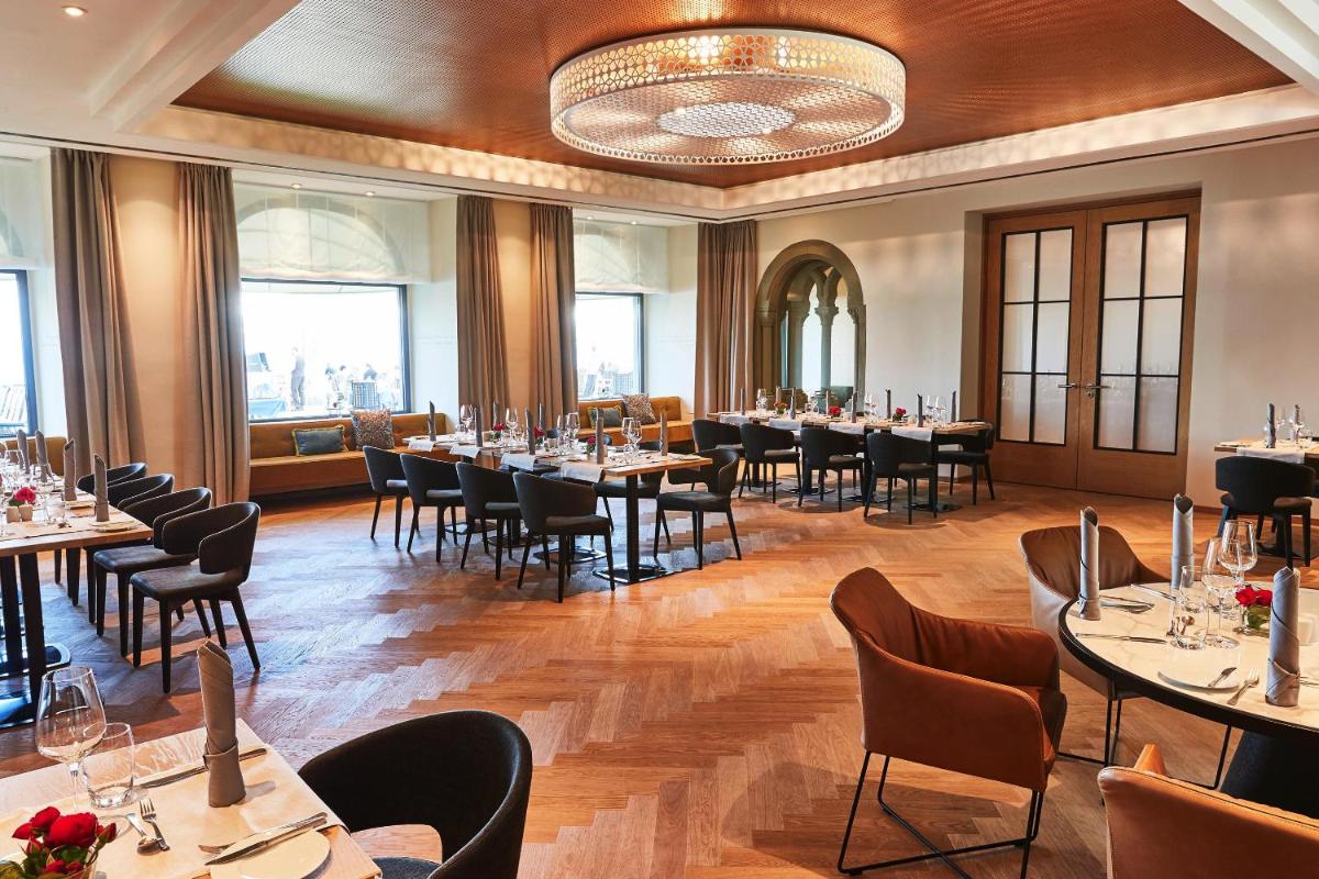 Ein Restaurant oder anderes Speiselokal in der Unterkunft Steigenberger Inselhotel