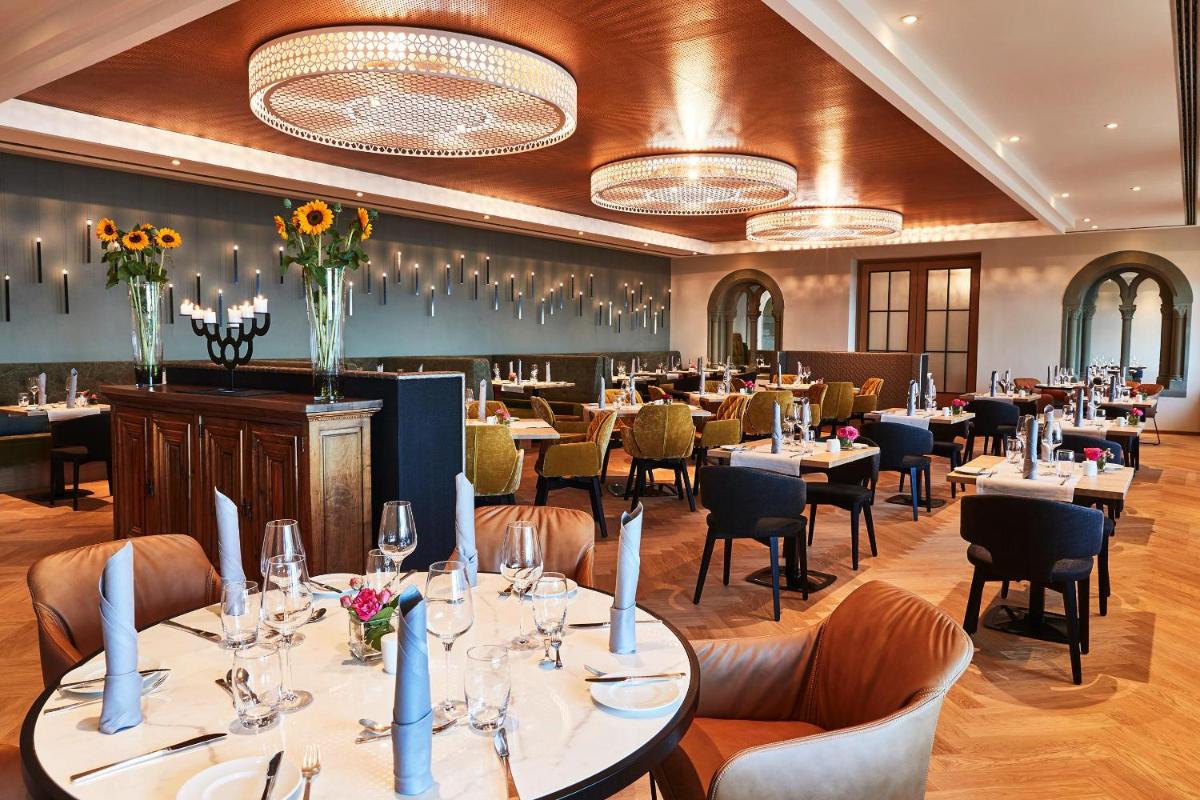 Ein Restaurant oder anderes Speiselokal in der Unterkunft Steigenberger Inselhotel