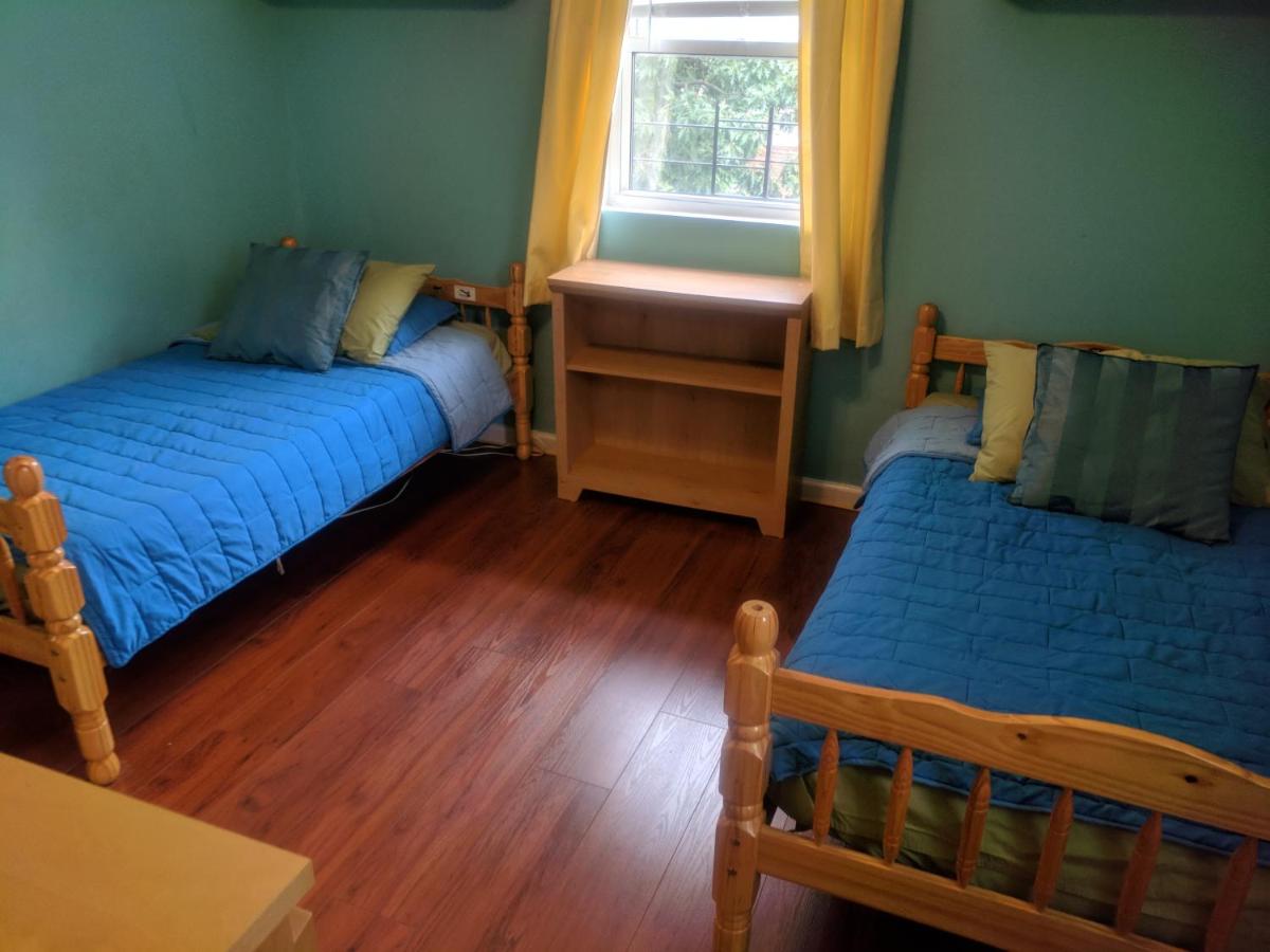 Entire house with backyard - Housity