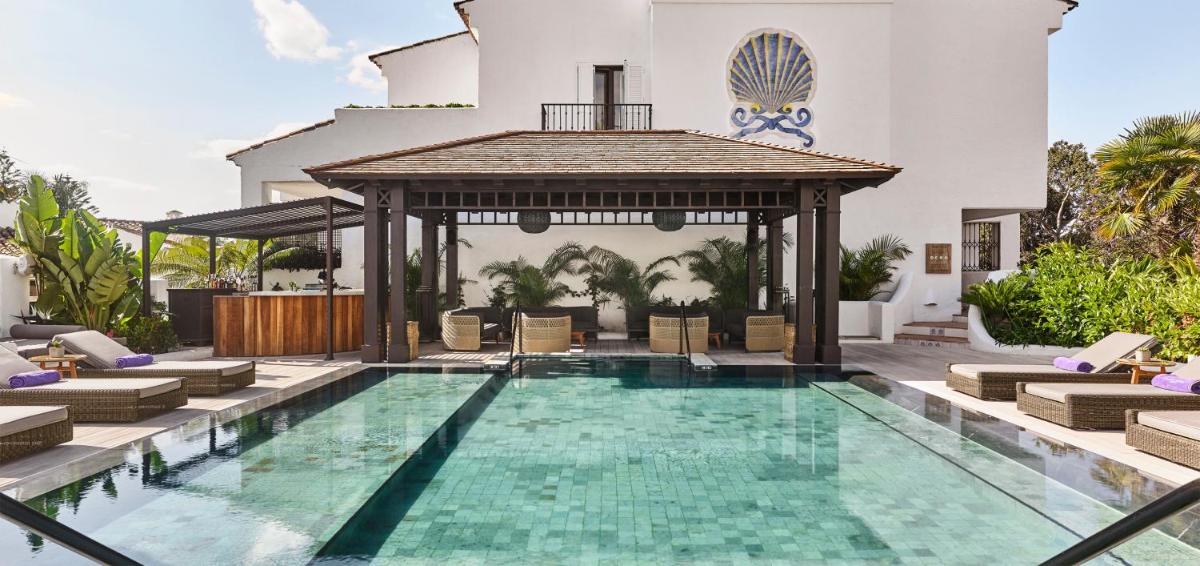 una piscina con cenador junto a una casa en Nobu Hotel Marbella, en Marbella
