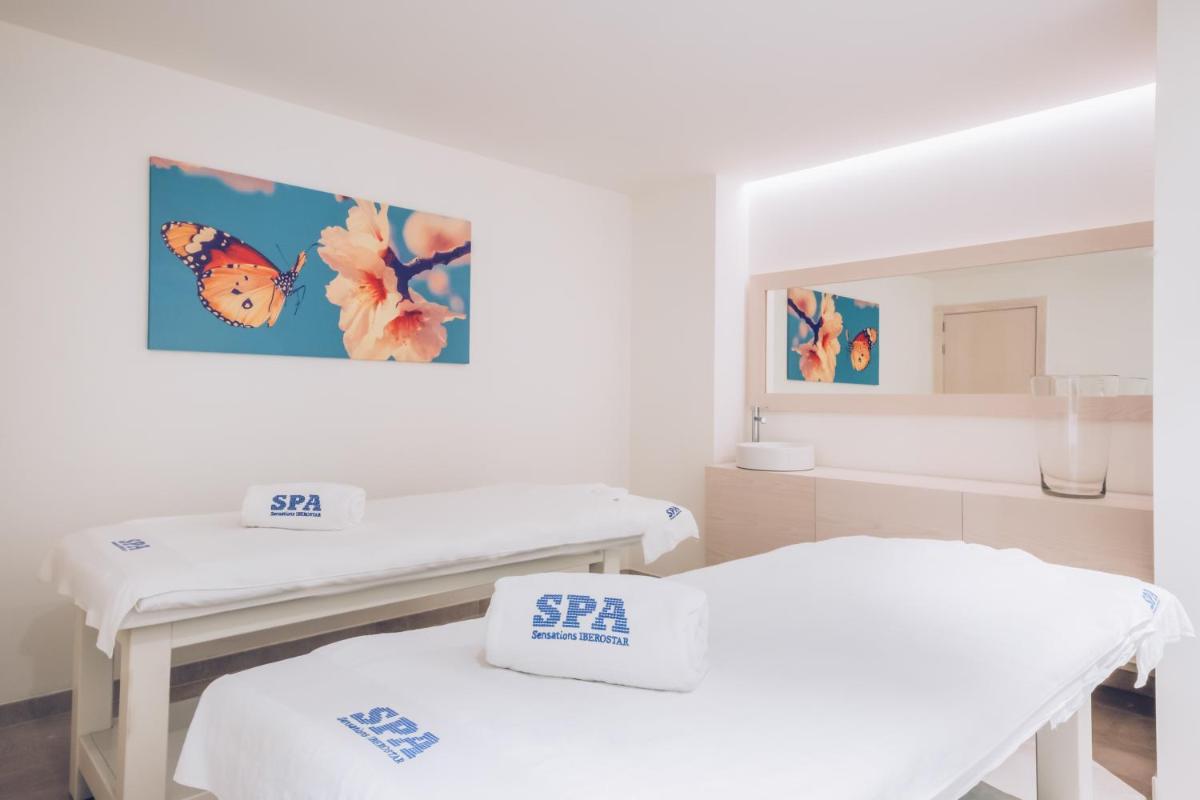 Cama o camas de una habitación en Iberostar Waves Alcudia Park