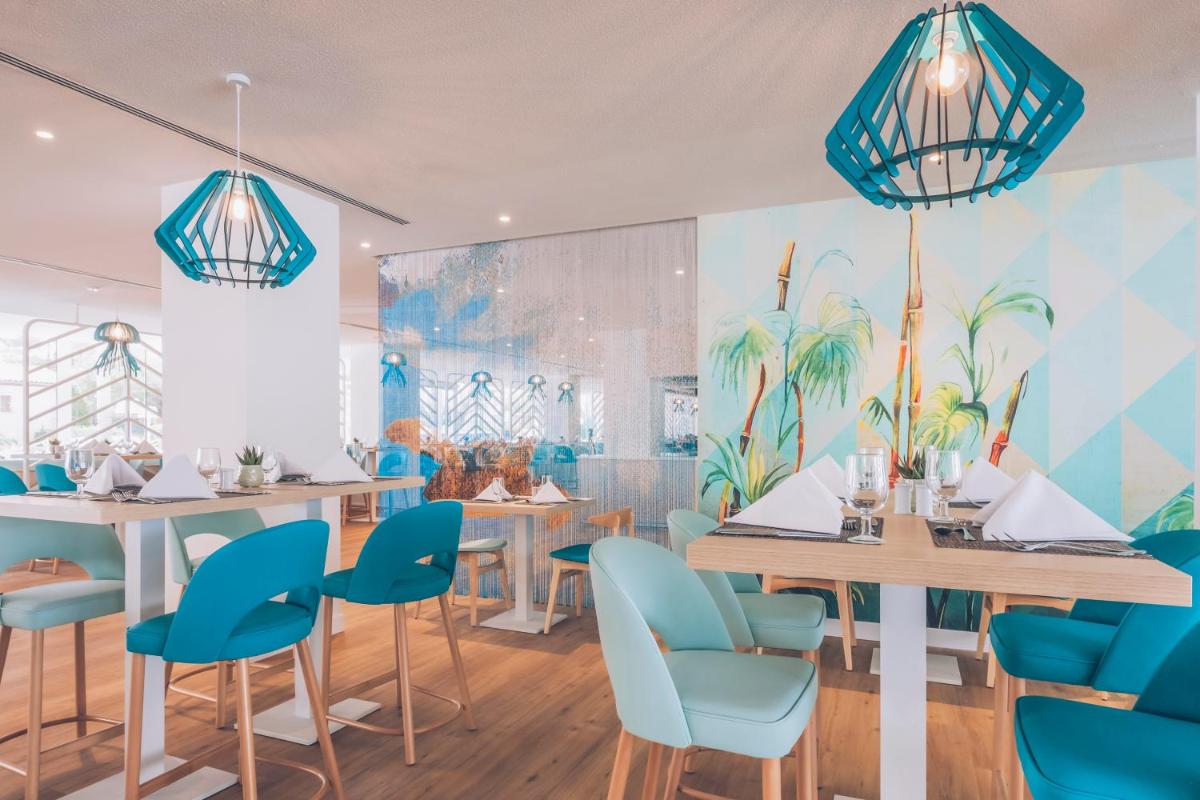 Un restaurante o sitio para comer en Iberostar Waves Alcudia Park