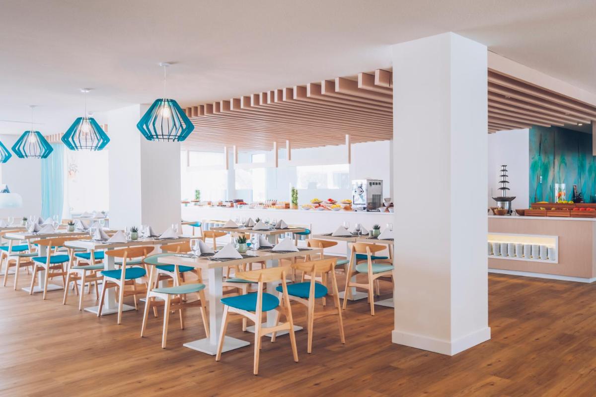 Un restaurante o sitio para comer en Iberostar Waves Alcudia Park