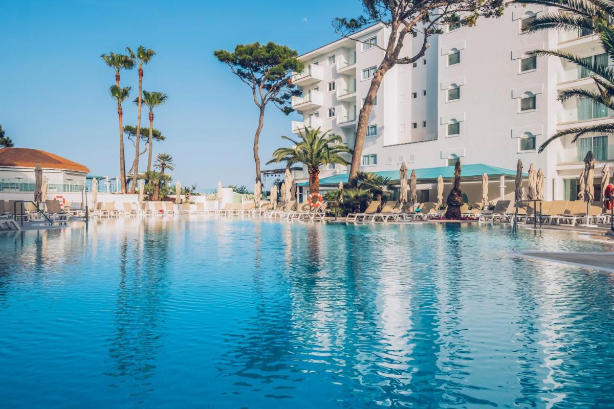 una piscina frente a un hotel en Iberostar Waves Alcudia Park, en Playa de Muro