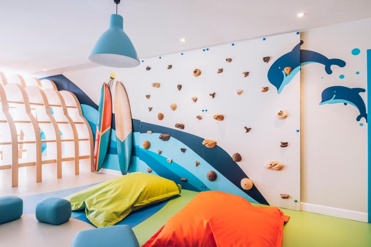 Habitación infantil con pared de tabla de surf en Iberostar Waves Alcudia Park, en Playa de Muro 60 fotos más