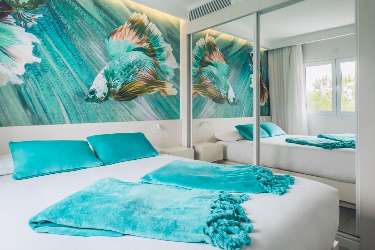 Cama o camas de una habitación en Iberostar Waves Alcudia Park