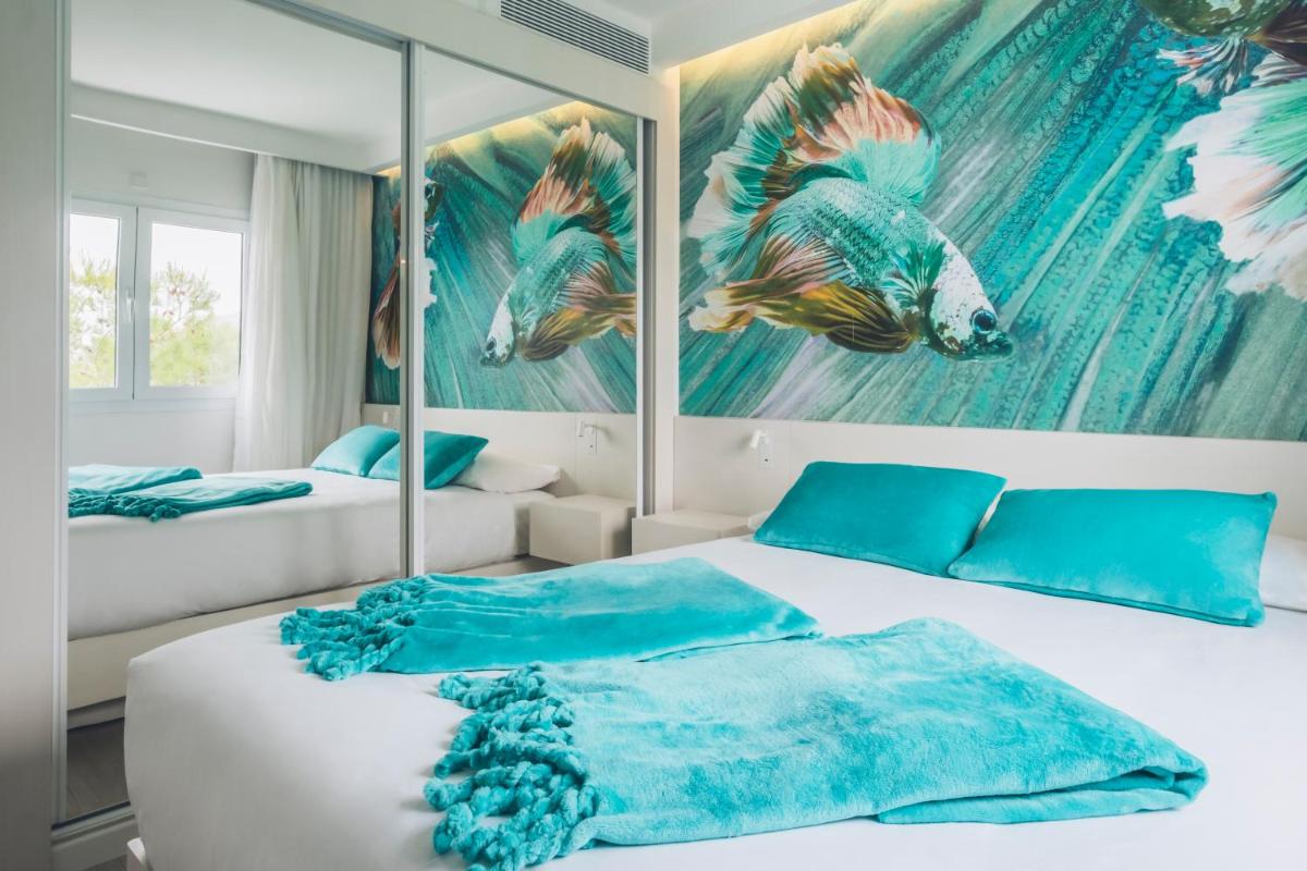Cama o camas de una habitación en Iberostar Waves Alcudia Park