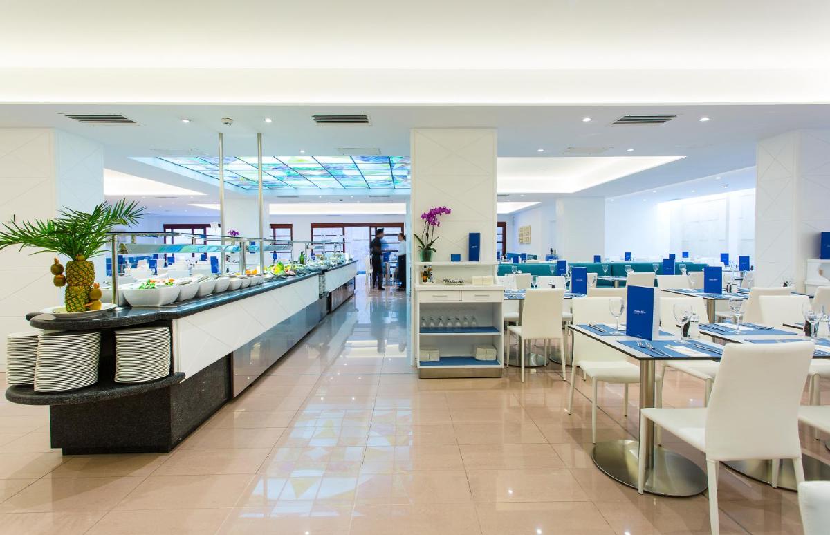 Un restaurante o sitio para comer en Reverence Life Hotel - Adults Only